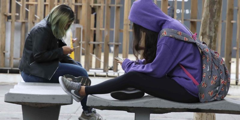 Rio quer ampliar proibição de celular na escola; pedagogos questionam