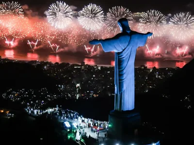 Festa de réveillon continua na Praia de Copacabana