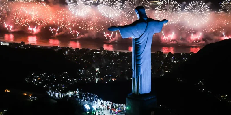 Festa de réveillon continua na Praia de Copacabana