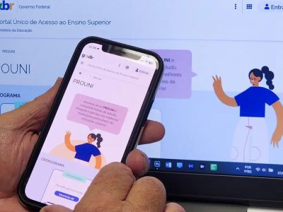 PROUNI– O Programa Universidade para Todos oferta bolsas de estudo (integrais e parciais) em cursos de graduação e sequenciais de formação específica, em instituições de educação superior privadas. O público-alvo é o estudante sem diploma de nível superior. O Prouni tem duas edições por ano com oferta de bolsas para ingresso no primeiro e no segundo semestres. O programa foi criado em 2004, pela Lei n. 11.096/2005.      Com informações do Ministério da Educação e da Secretaria de Educação Superior (Sesu)