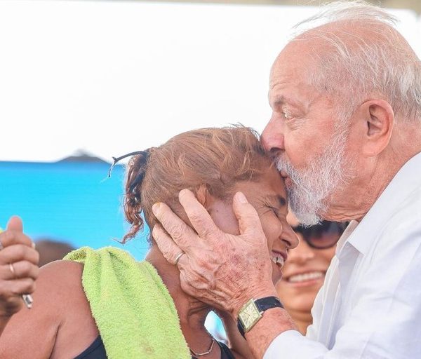 Única razão de eu ter voltado à presidência é cuidar do povo pobre”, diz Lula na entrega de unidades do Minha Casa, Minha