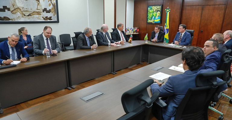 Ministro Fávaro realiza encontro para dialogar sobre avanços do biodiesel brasileiro