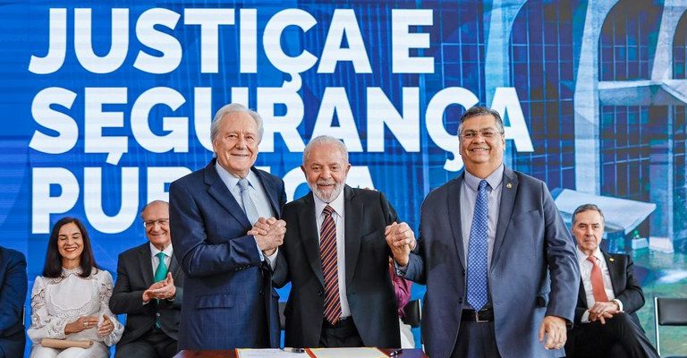 “Queremos construir parcerias para combater o crime organizado”, diz Lula na posse do ministro Lewandowski