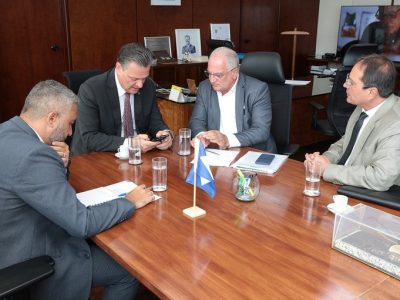 Ministro Fávaro debate ações de recuperação de estradas vicinais em Chapada dos Guimarães