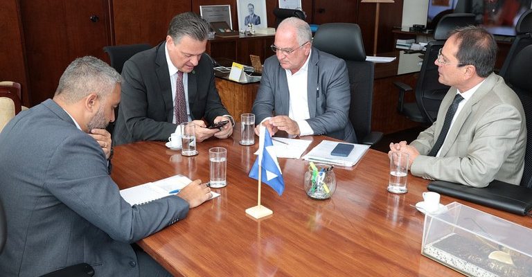 Ministro Fávaro debate ações de recuperação de estradas vicinais em Chapada dos Guimarães