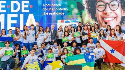 “É sagrado para o país a gente garantir que vocês fiquem na escola”, diz Lula ao anunciar início do pagamento do Pé-de-Meia