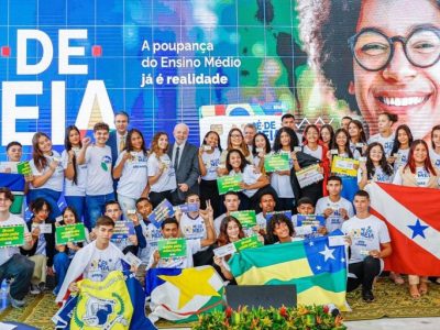 “É sagrado para o país a gente garantir que vocês fiquem na escola”, diz Lula ao anunciar início do pagamento do Pé-de-Meia