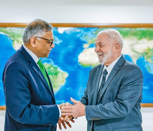 Presidente Lula recebe executivo do grupo indiano Tata Sons
