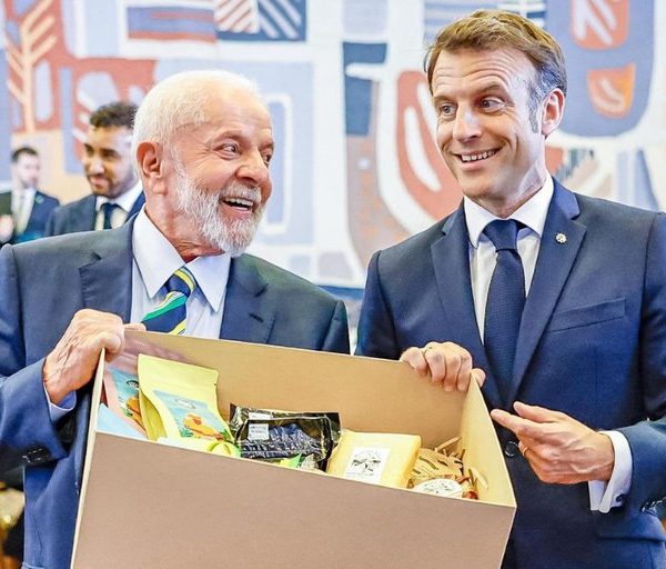 Lula presenteia Macron com caixa de iguarias nacionais e queijos premiados mundialmente