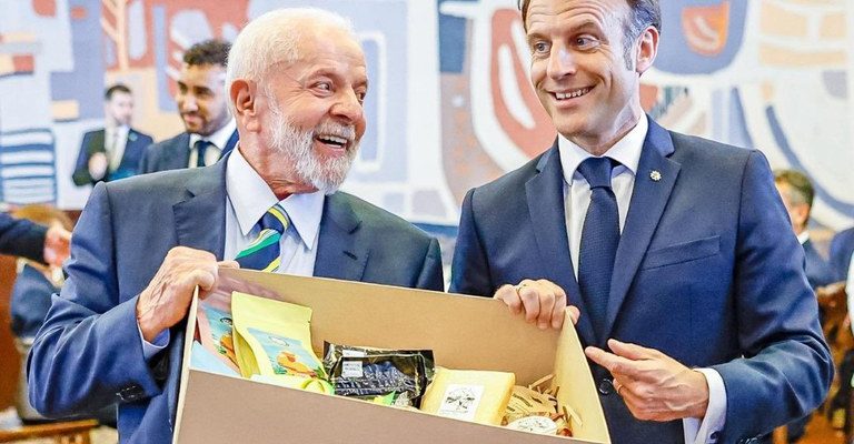 Lula presenteia Macron com caixa de iguarias nacionais e queijos premiados mundialmente