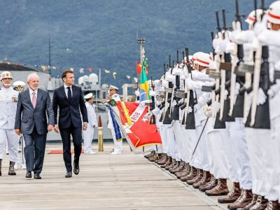 Programa criado em 2008 entre Brasil e França entrega a terceira embarcação e prevê a fabricação de mais duas. Líderes reforçam colaboração em prol da paz