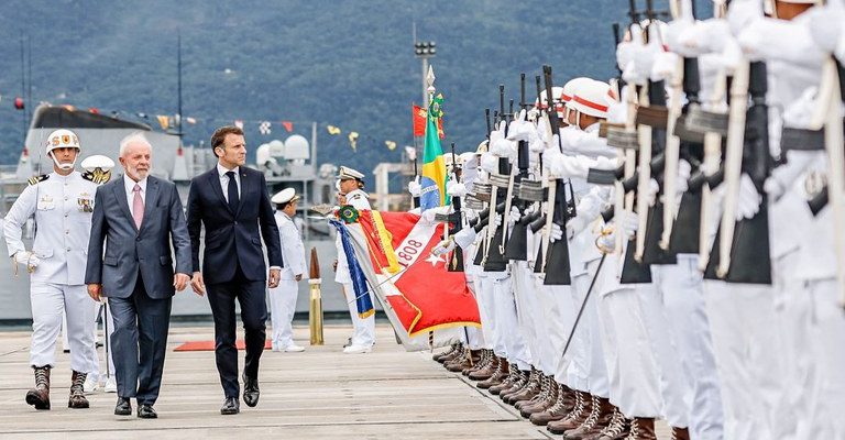 Programa criado em 2008 entre Brasil e França entrega a terceira embarcação e prevê a fabricação de mais duas. Líderes reforçam colaboração em prol da paz
