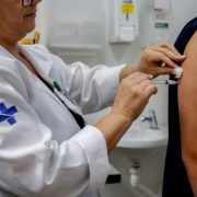 Governo orienta ampliar público da vacina contra dengue em municípios com muitas doses a vencer