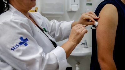 Governo orienta ampliar público da vacina contra dengue em municípios com muitas doses a vencer