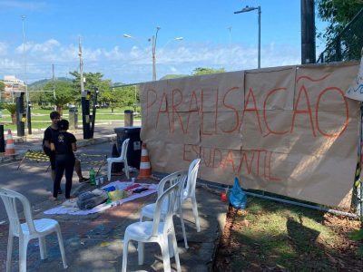 Ufes: professores liberam portões após 3 dias de greve, mas alunos fazem novo bloqueio