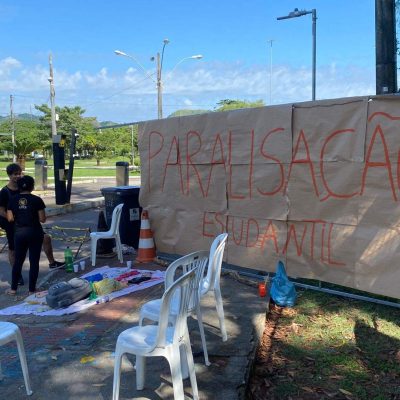 Ufes: professores liberam portões após 3 dias de greve, mas alunos fazem novo bloqueio