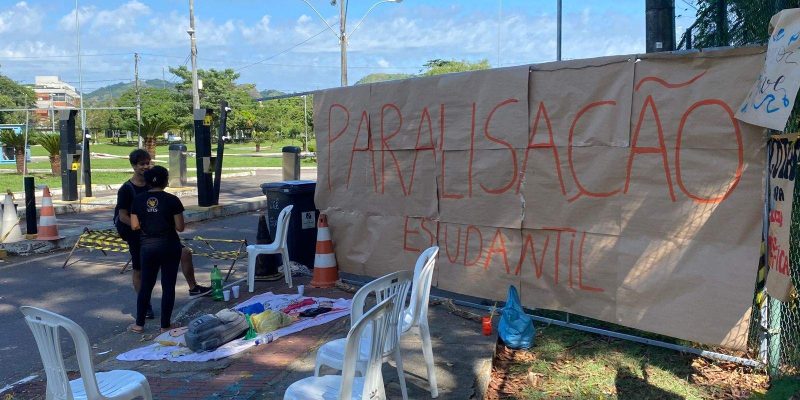 Ufes: professores liberam portões após 3 dias de greve, mas alunos fazem novo bloqueio