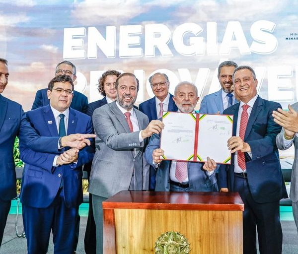 Lula assina MP que impulsiona investimento de até R$ 165 bi em energias renováveis e reduz impacto tarifário