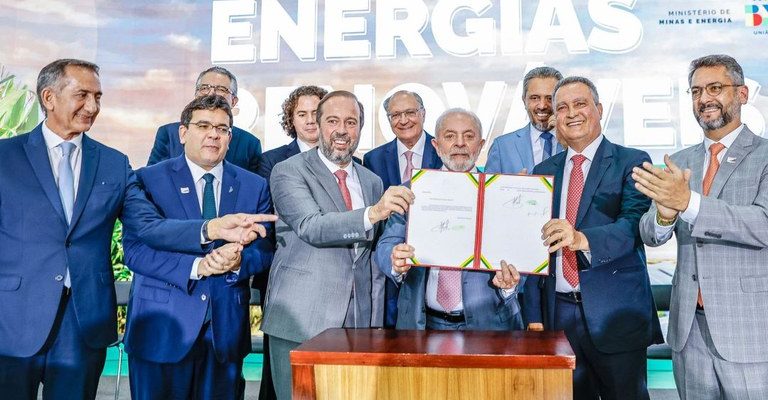 Lula assina MP que impulsiona investimento de até R$ 165 bi em energias renováveis e reduz impacto tarifário