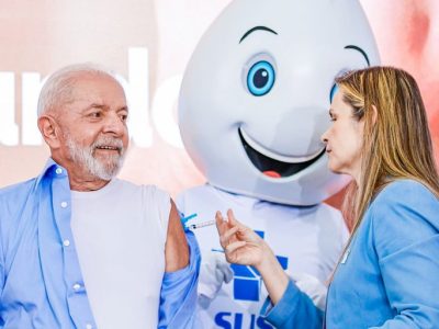 “Vacinas evitam doenças que podem matar”, diz Lula ao ser imunizado contra a gripe