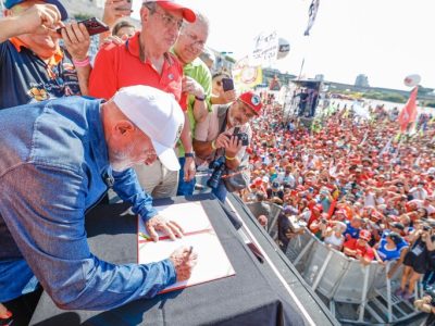 Em ato do 1º de Maio, Lula exalta aumento dos empregos gerados e crescimento real do salário