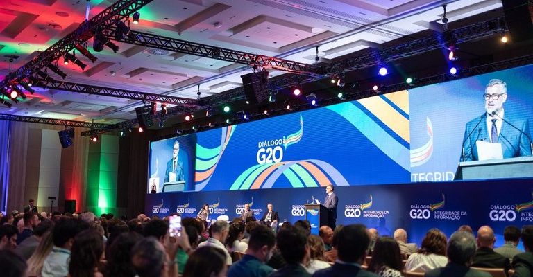 Brasil lidera diálogos sobre integridade da informação e regulação de plataformas