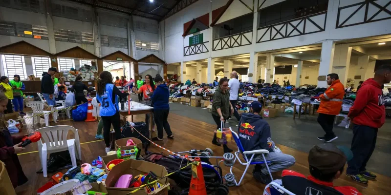 Colchões, roupa de cama e banho: saiba o que doar para vítimas no RS