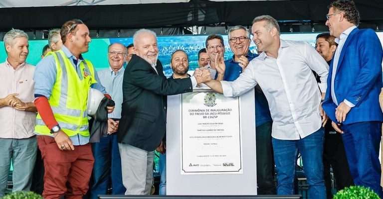 “Ninguém mais vai ficar duas horas no trânsito para chegar em casa”, diz Lula ao inaugurar obras na Via Dutra