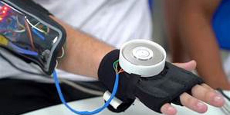 Estudantes criam luva que estabiliza tremores em pacientes com Parkinson