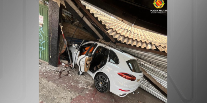 Porsche Colide com Loja em Taguatinga (DF) e Devasta Fachada; Motorista Encontra-se Embriagado, Afirma a PM