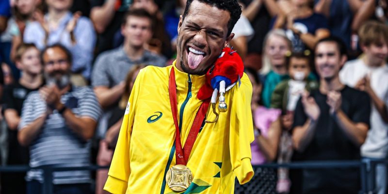 Gabriel Araújo: porta-bandeira, campeão mundial e primeiro ouro do Brasil nos Jogos Paralímpicos