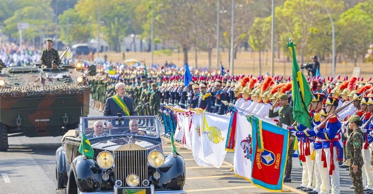 Desfile de 7 de setembro realça as conquistas do país da área da saúde