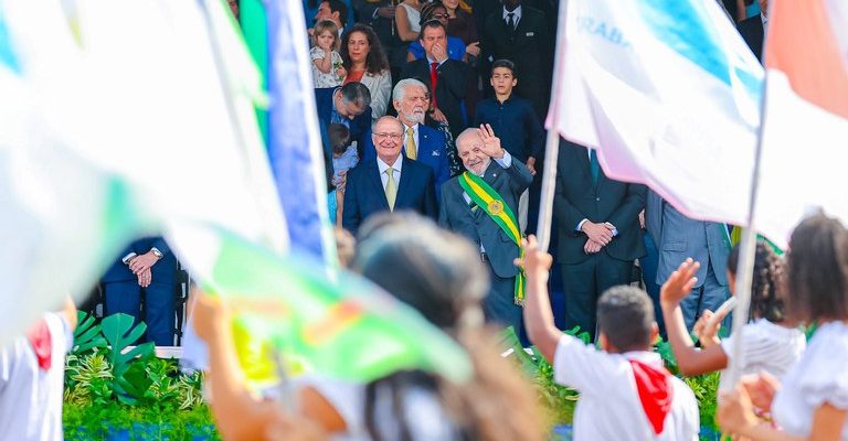 Sob forte sol e clima seco, população celebra a Independência e resgata a memória do 7 de Setembr