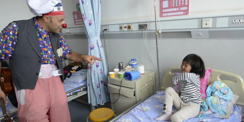 Visitas de Palhaços Aceleram Recuperação de Crianças Internadas, Revela Estudo