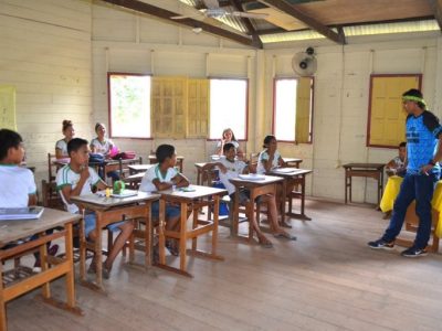 Aumento da alfabetização entre indígenas é maior em territórios protegidos, revela Censo do IBGE