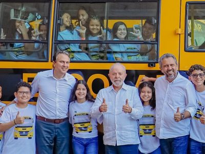“Estamos cumprindo com a obrigação de cuidar do povo”, diz Lula sobre entrega de 113 novos ônibus escolares ao Ceará