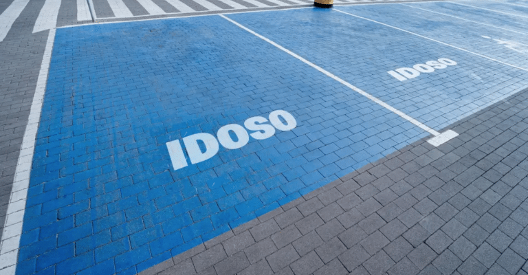 Sem papel: credencial para idoso estacionar agora é digital. Entenda as novas regras