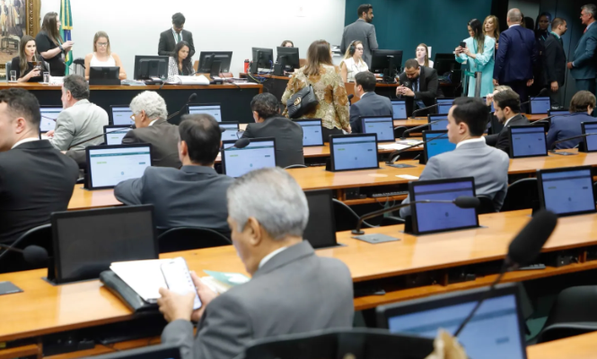 CCJ da Câmara aprova projeto que veda o uso de dispositivos eletrônicos em salas de aula
