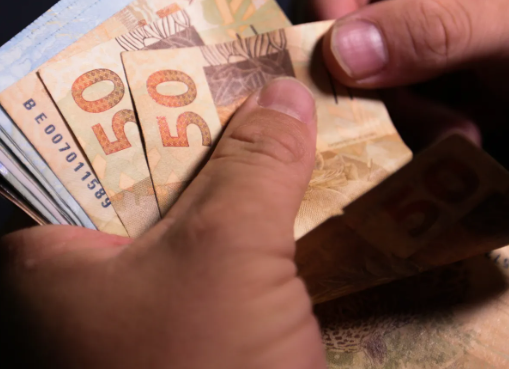 Brasileiros Demonstram Otimismo com Emprego e Renda em 2025, Afirmam Febraban