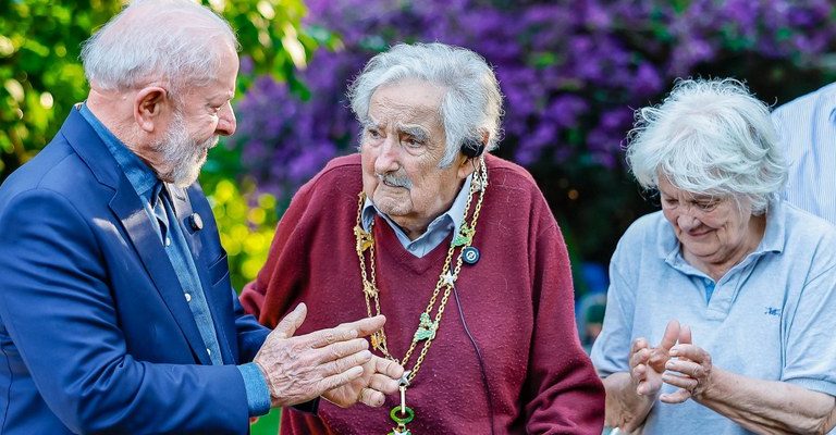 Lula entrega a Pepe Mujica medalha da Ordem do Cruzeiro do Sul