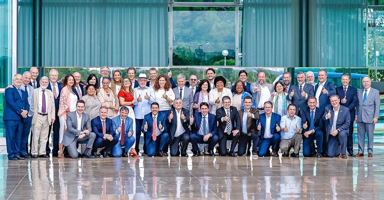 Com ministros, Lula exalta crescimento econômico e compromisso de melhorar o país