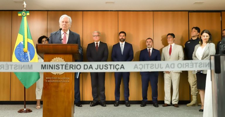 Governo Federal regulamenta uso da força policial e cria núcleo de combate ao crime organizado