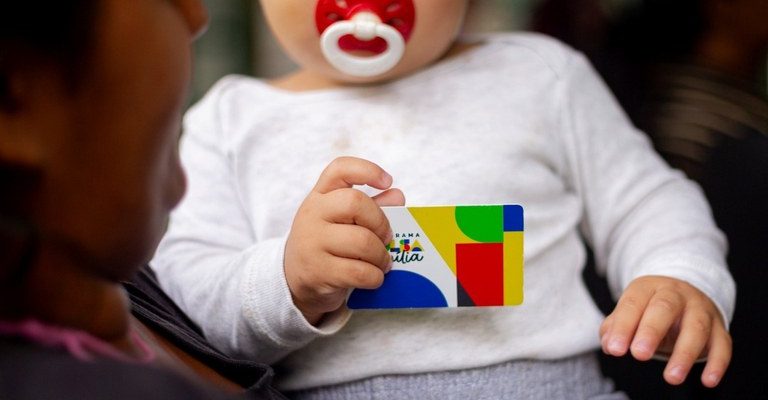 Repasses do Bolsa Família chegam a 20,4 milhões de famílias a partir desta segunda (20)