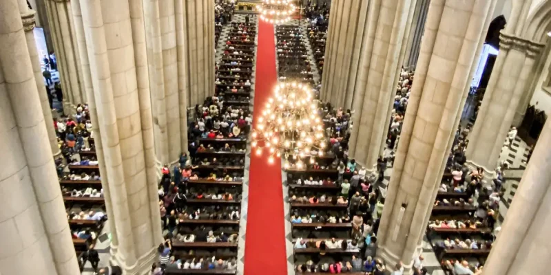 Fiéis lotam Catedral da Sé em missa para homenagear papa Francisco