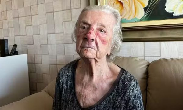 Homem que derrubou idosa de 93 anos durante assalto pediu dinheiro para a vítima momentos antes do roubo