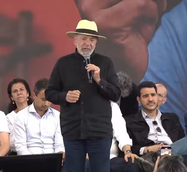 Lula visita Linhares para anúncio sobre recuperação do Rio Doce