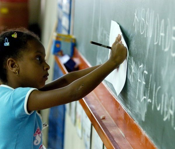 Indicador nacional de alfabetização avança e atinge 59,2% em 2024