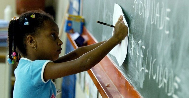 Indicador nacional de alfabetização avança e atinge 59,2% em 2024