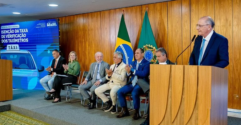 Taxistas terão economia de R$ 9 milhões por ano com a isenção da taxa de verificação de taxímetros
