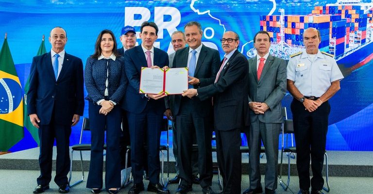 Lula assina decreto que regulamenta BR do Mar e fortalece cabotagem no país